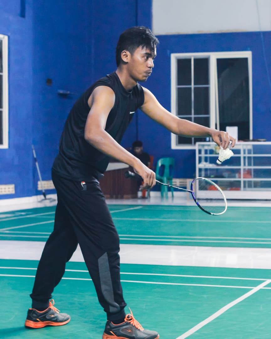 A player preparing to serve.